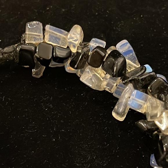 Beautiful opalescent chips mixed with onyx clear quartz crystal bracelet - Picture 7 of 10